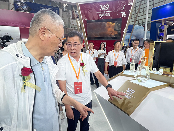 2024年8月8日，江蘇省原副省長吳瑞林在第十四屆中國（南京）國際糖酒食品交易會上參觀今世緣展館